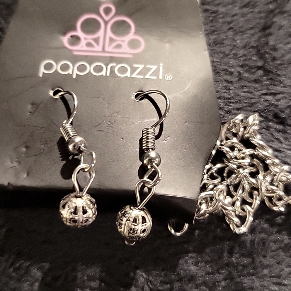 PAPARAZZI NWT NECKLACE W/MATCHING EARRINGS